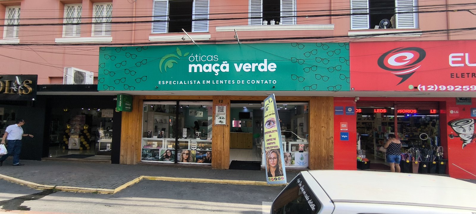 Fachada da loja Óticas Maçã Verde em Lorena